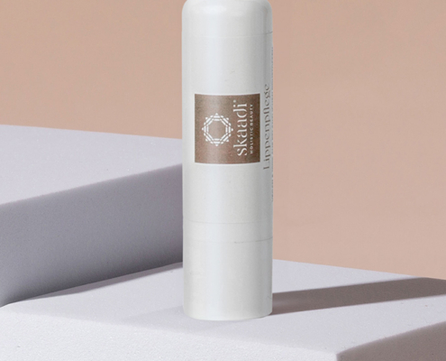 Lip Balm Stick auf beigem Hintergrund