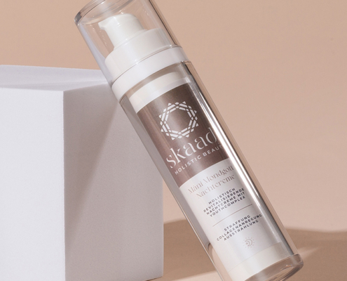 Pumpspender der Máni Mondgott Nachtcreme auf beigem Hintergrund