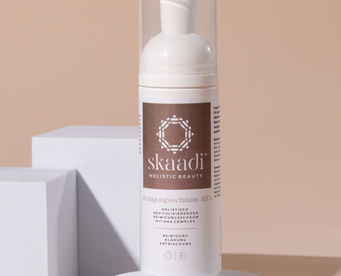 Pumpspenderflasche des Reinigungsschaums AHA auf beigem Hintergrund