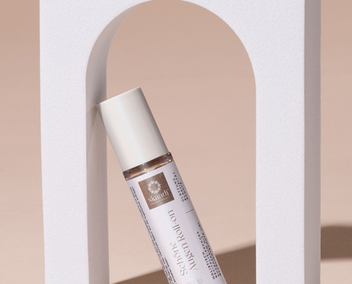 Schöne Augen Roll-On Serum auf beigem Hintergrund