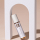 Schöne Augen Roll-On Serum auf beigem Hintergrund