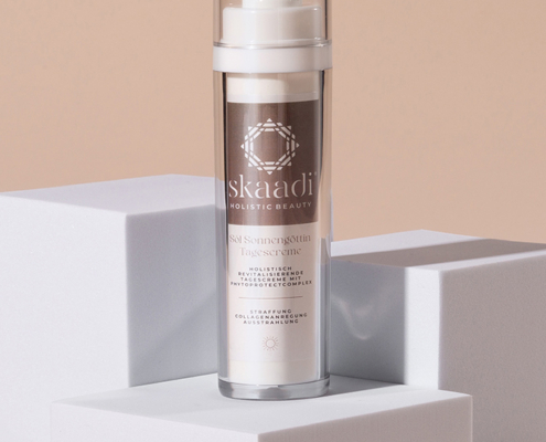 Pumpspender der Sól Sonnengöttin Tagescreme mit SPF30 auf beigem Hintergrund